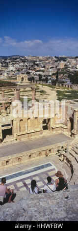 La città romana di Gerasa e la moderna Jerash (in background). La Giordania. Foto Stock