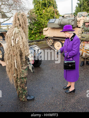 HM la regina incontrare i membri della cavalleria della famiglia a caserma Combermere in Windsor. Foto Stock