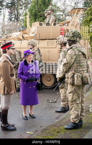 HM la regina incontrare i membri della cavalleria della famiglia a caserma Combermere in Windsor. Foto Stock