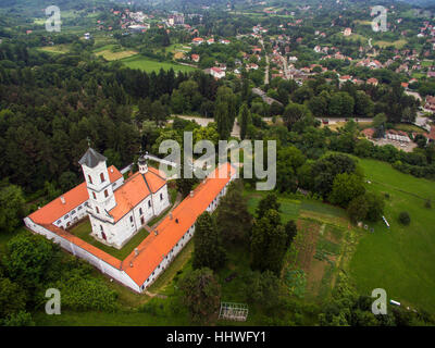 Vista aerea del monastero Ravanica in Vrdnik, Serbia Foto Stock