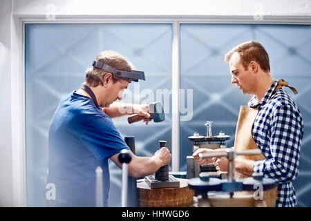 I gioiellieri utilizzando attrezzature di officina Foto Stock