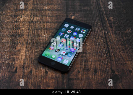 Apple Iphone 7 plus su una superficie in legno senza mani e persone in shot IOS 10 Foto Stock