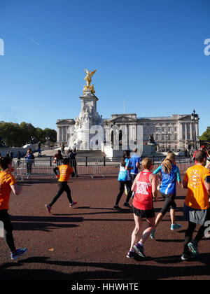 Royal Parks Foundation half marathon vicino a Buckingham Palace e il Victoria Memorial 9 Ottobre 2016 Foto Stock