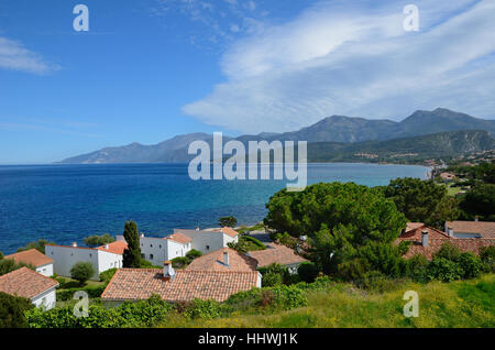 Saint-Florent è una piccola città in una baia naturale sul Mediterraneo. Ci sono blu acqua limpida e il telecomando mountain range. Si tratta di un popolare resort Foto Stock