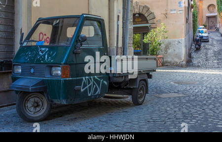 Tre ruote parcheggiato in età romana nelle strade laterali, Roma, Italia, Europa Foto Stock