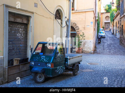 Tre ruote parcheggiato in età romana nelle strade laterali, Roma, Italia, Europa Foto Stock