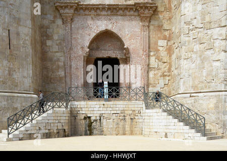 Ingresso principale, Castel del Monte, Puglia, Italia Foto Stock