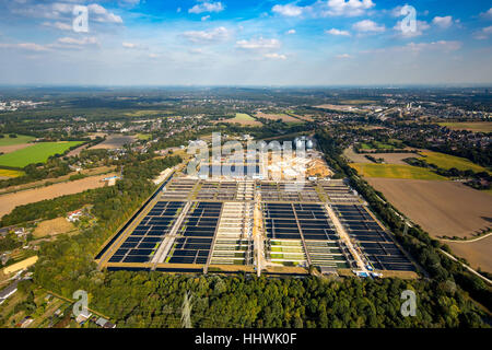 L Emscher impianto di trattamento delle acque reflue con serbatoio di sedimentazione, Emscher river, Oberhausen, distretto della Ruhr, Germania Foto Stock