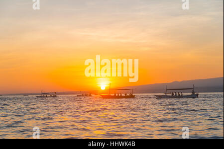 Sunrise, canoe outrigger in mare, Lovina Beach, Bali, Indonesia Foto Stock