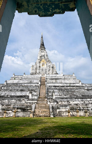 Bianco grande pagoda antica guardando attraverso il telaio dello sportello di Wat Phu Khao Thong tempio è famosa attrazione turistica di religione, Phra Nakhon Si Ayutthaya Foto Stock