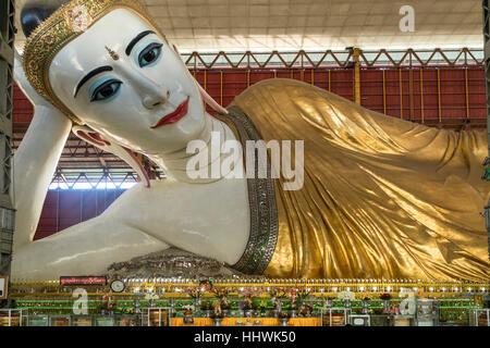 Gigante Buddha Reclinato, Chauk Htat Gyi Pagoda Yangon, Myanmar Foto Stock