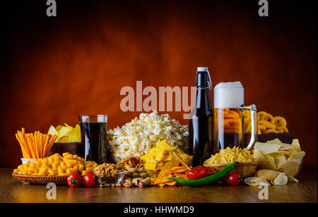 Diversi tipi di snack salati e bevande in still life Foto Stock