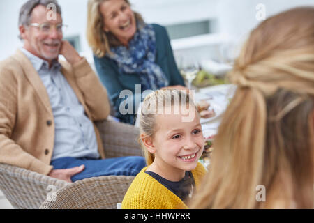 Multi-generazione famiglia godendo il patio pranzo Foto Stock