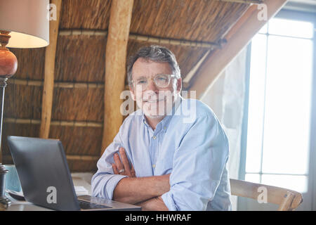 Ritratto fiducioso senior Uomo con laptop Foto Stock