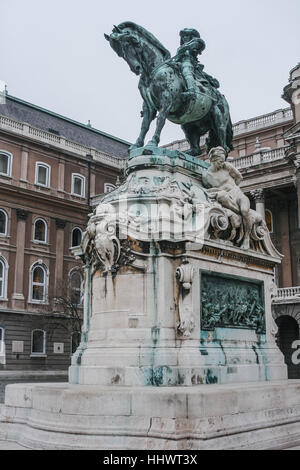 Statua che si trova nella parte anteriore del Castello di Budapest . Foto Stock