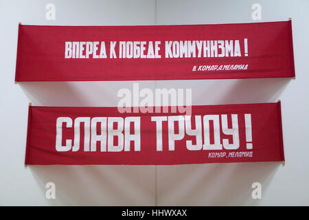 Opere d'arte dal titolo in avanti per la vittoria del comunismo! E gloria al lavoro! (1972/2004) da artisti russo Vitaly Komar e Alexander Melamid sul display nella mostra dedicata al sovietico e Russo arte contemporanea dal 1950 al 2000 nel Centro Pompidou di Parigi, Francia. La mostra intitolata Kollektsia! (Collezione!) corre fino al 27 marzo 2017. Foto Stock