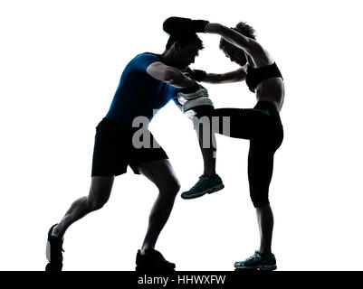 Un caucasian giovane donna uomo personal trainer allenatore donna uomo boxing training silhouette studio isolato su sfondo bianco Foto Stock