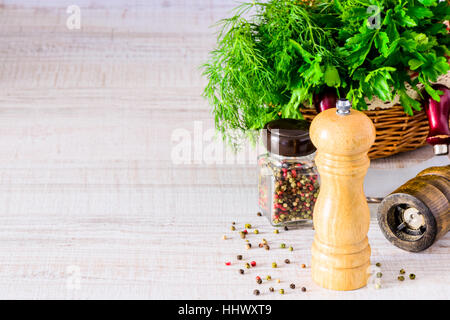 Spazio copia di mais pepe con pepe mulino verde e prezzemolo fresco cucina erbe Foto Stock