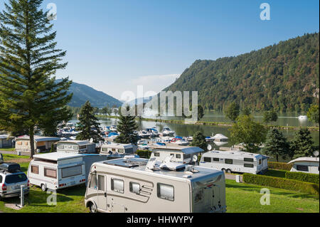 Camping presso la banca di fiume del Danubio vicino a Haibach ob der Donau, Eferding District, Austria superiore, Austria, Europa Foto Stock