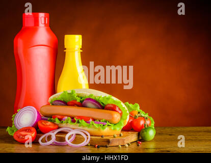 Hot Dog panino con salsiccia, verdure fresche e ketchup con senape e Copia area di spazio Foto Stock