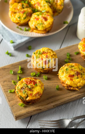 In casa sana colazione uovo muffin con erba cipollina e pomodoro Foto Stock