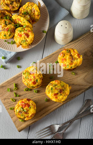 In casa sana colazione uovo muffin con erba cipollina e pomodoro Foto Stock