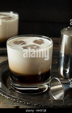 In casa Caffè White Russian con panna e vodka Foto Stock