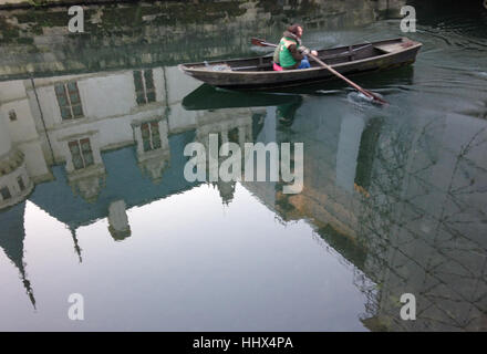 Chateau Azay-le-Rideau riflessa nell'acqua con canoa navigato da due persone, Valle della Loira, Francia Foto Stock