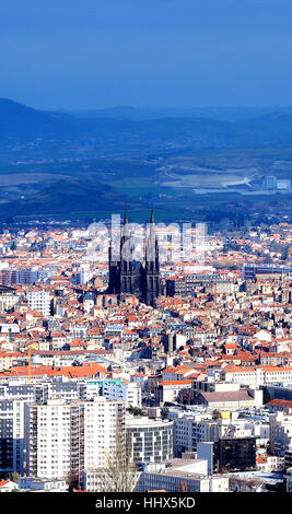 Vista aerea su Clermont Ferrand city Puy de Dome Auvergne-Rhone-Alpes Massiccio Centrale Francia Foto Stock