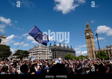 Bandiera UE vola sopra una folla di manifestanti in piazza del Parlamento per protestare contro il referendum Brexit decisione. Foto Stock