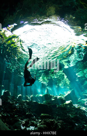Viaggi, grotta, subacquea, avventura, Messico, donna blu, pericolo, di viaggio, di ricambio Foto Stock