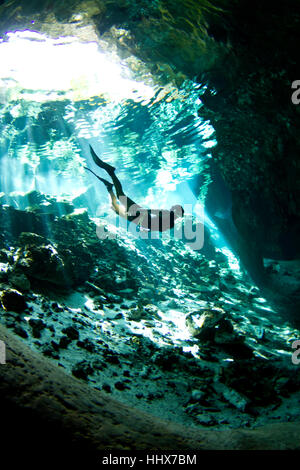 Viaggi, grotta, subacquea, avventura, immersione, Messico, donna blu, pericolo, viaggi Foto Stock