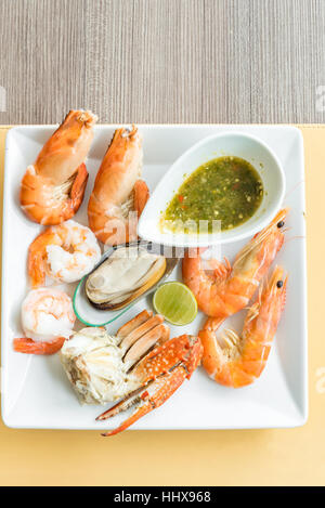 Pesce fresco sul piatto bianco Foto Stock