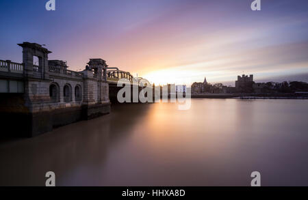 Rochester ponte sopra il fiume Medway guardando verso Rochester Cathedral all'alba. Foto Stock