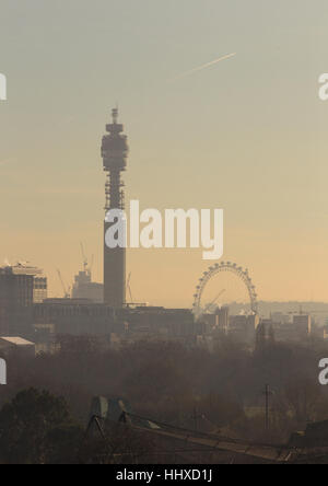 Lo smog e inquinamento si siede sopra la skyline di Londra Foto Stock