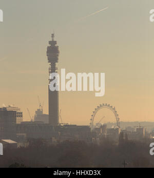 Lo smog e inquinamento si siede sopra la skyline di Londra Foto Stock