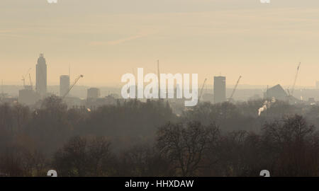 Lo smog e inquinamento si siede sopra la skyline di Londra Foto Stock