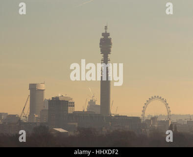 Lo smog e inquinamento si siede sopra la skyline di Londra Foto Stock