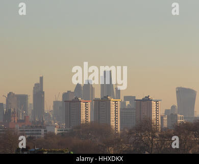 Lo smog e inquinamento si siede sopra la skyline di Londra Foto Stock