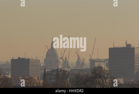 Lo smog e inquinamento si siede sopra la skyline di Londra Foto Stock