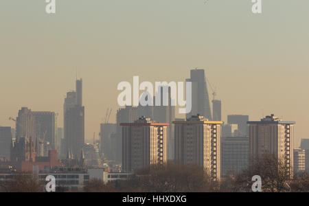 Lo smog e inquinamento si siede sopra la skyline di Londra Foto Stock