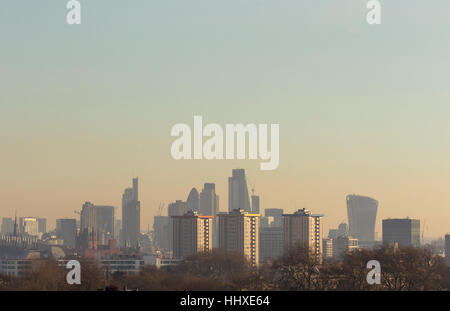 Lo smog e inquinamento si siede sopra la skyline di Londra Foto Stock