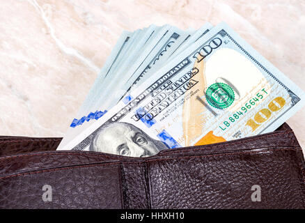 Portafoglio aperto con un centinaio di american Dollar Bills spuntavano Foto Stock