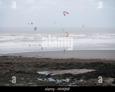 Una folla di kite surfers gregge raccogliere vicino a Wimereux, vicino a Calais, Francia settentrionale a prendere vantaggio di forti venti Foto Stock