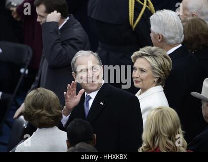 L ex Presidente George W Bush, sinistra, sua moglie Laura, ex Segretario di Stato Hillary Clinton ed ex Presidente Bill Clinton attendere la 58th inaugurazione presidenziale per presidente-eletto Donald Trump presso l'U.S. Campidoglio in Washington, venerdì 20 gennaio, 2017. (Foto di AP/Matt Rourke) Foto Stock