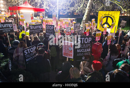 Vista generale di una dimostrazione contro il presidente statunitense Donald Trump al di fuori dell'Ambasciata statunitense, in Grosvenor Square, Londra. Foto Stock