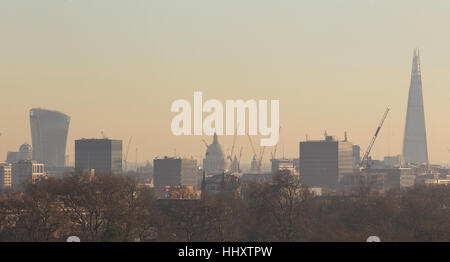 Lo smog e inquinamento si siede sopra la skyline di Londra Foto Stock