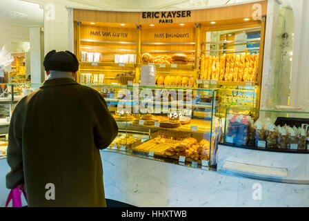 Parigi, Francia, Man Shopping all'interno del French Bakery Shop, 'Eric Kayser', negozi di alimentari, pane biologico, nel quartiere Latino, Mutualité zona, Boulangerie-pâtisserie, panificio contatore, boulangerie interni francia Foto Stock