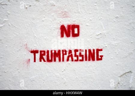 Messaggio stampata su una parete dicendo no Trumpassing Foto Stock