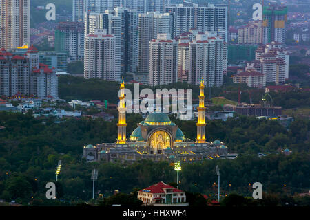 Territorio federale moschea o Masjid Wilayah Persekutuan a Kuala Lumpur in Malesia al crepuscolo Foto Stock